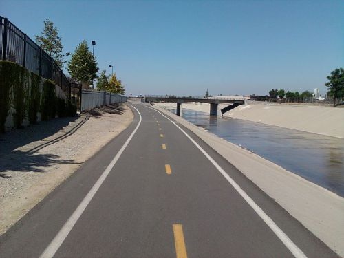 The bike trail aside the Rio Hondo "creek" north of where it converges with the L.A. River. Photo by Cromganom at Wikimedia Commons.