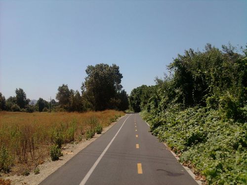 One of the prettier sections of the trail, past the El Monte Airport as you near Rosemead. Photo by Cromagnom under Wikimedia Commons.